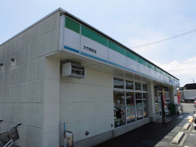 近くのコンビニまで450m（徒歩6分）
