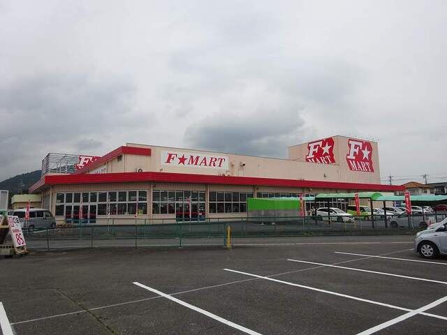 近くのＦマート多度店まで1,000m（徒歩13分）
