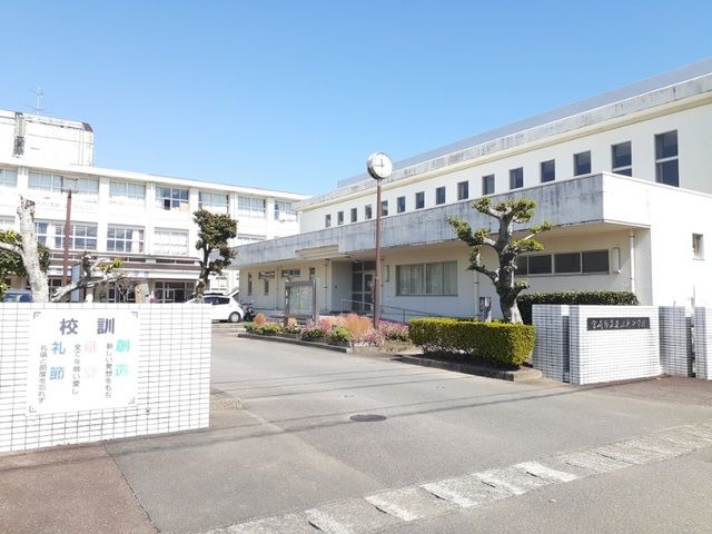 近くの宮崎市立赤江東中学校まで1,400m(徒歩18分)