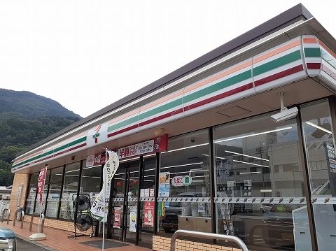 近くのセブンイレブン池田町サラダ店まで700m(徒歩9分)