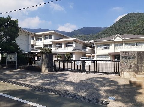 近くの池田小学校まで700m(徒歩9分)