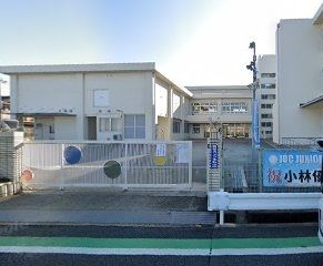 近くの津田小学校まで400m(徒歩5分)