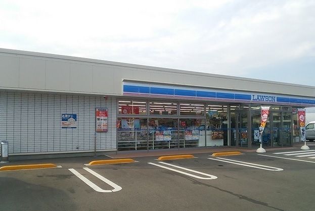 近くのコンビニまで300m（徒歩4分）