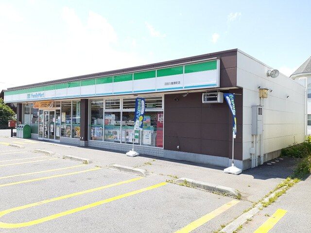 近くのファミリーマート沼田久屋原町店まで600m（徒歩8分）