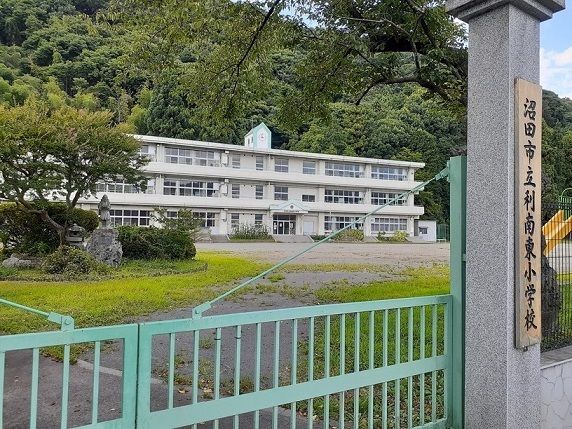 近くの沼田市立利南東小学校まで1,800m（徒歩23分）