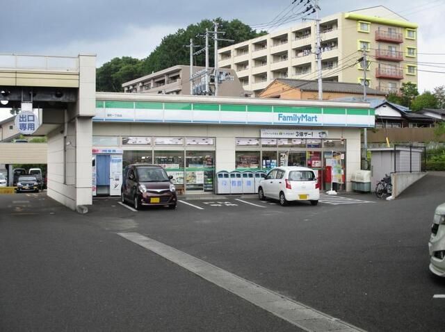 近くのファミリーマート堤町一丁目店まで800m(徒歩10分)