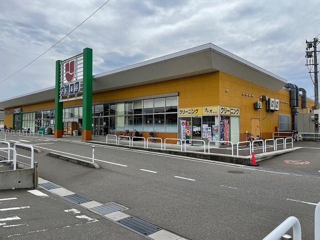 近くのスーパーまで1,100m（徒歩14分）