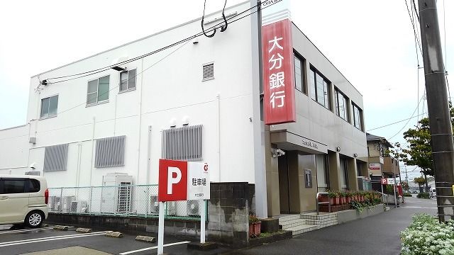 近くの銀行まで1,000m（徒歩13分）