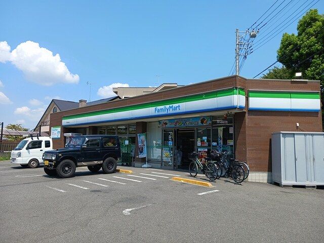 近くのファミリーマートまで52m（徒歩1分）