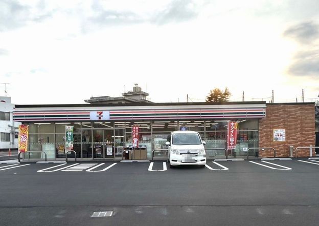 近くのコンビニまで800m（徒歩10分）