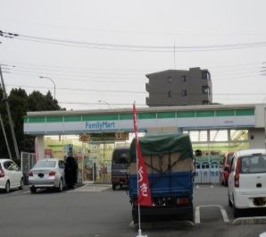近くのファミリーマートまで850m（徒歩11分）