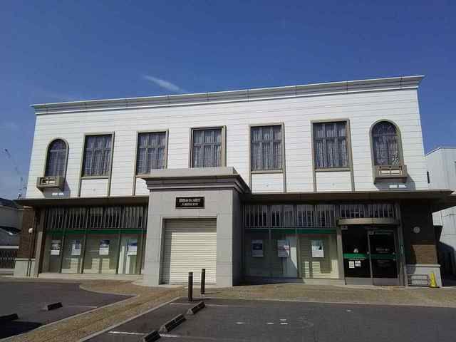 近くの関西みらい銀行八幡駅前支店まで850m（徒歩11分）