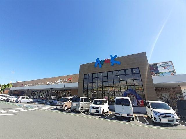 近くのスーパーまで1,400m（徒歩18分）