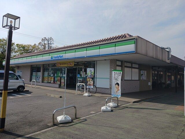 近くのファミリーマート柏花野井店まで558m（徒歩7分）