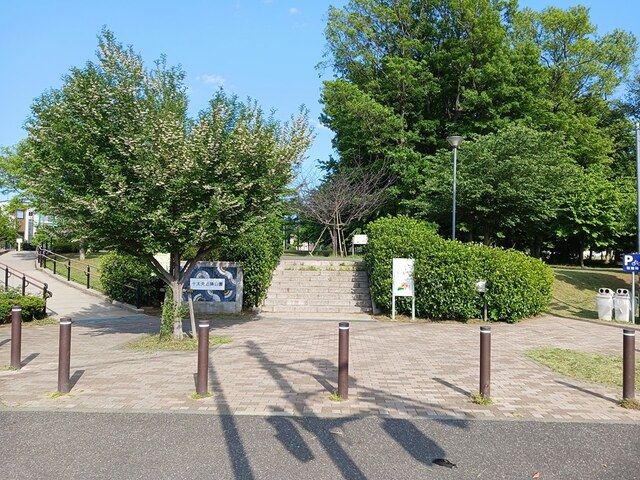 近くの公園まで360m（徒歩5分）