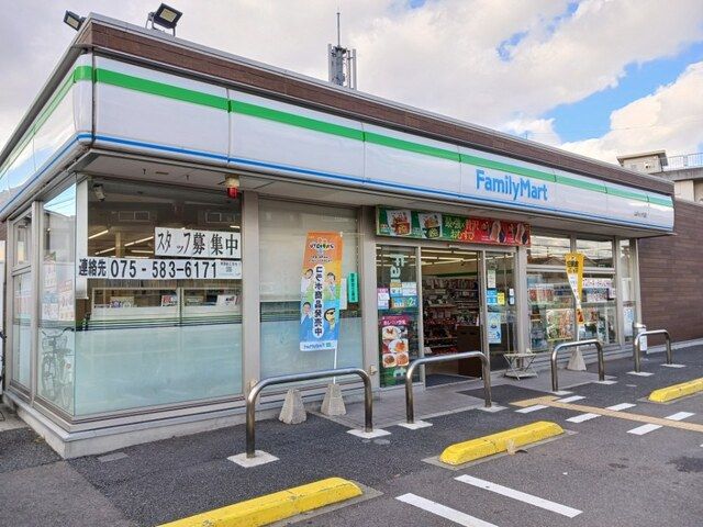 近くのファミリーマート 山科八代店まで290m（徒歩4分）