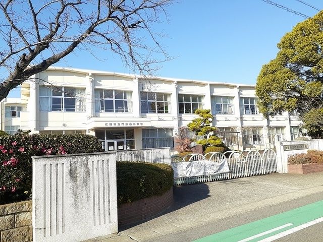 近くの江南市立　門弟山小学校まで800m（徒歩10分）