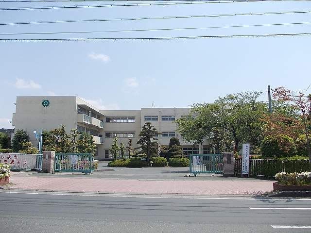 近くの磐田北小学校まで1,119m(徒歩14分)