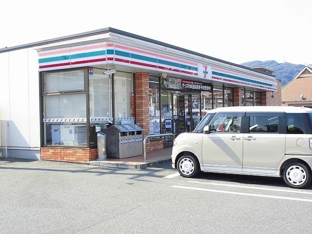 近くのセブンイレブン福山大門１丁目店まで980m（徒歩13分）
