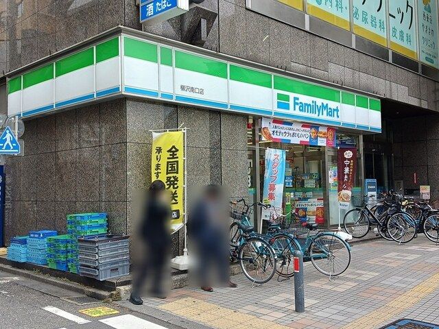 近くのファミリーマートまで707m（徒歩9分）