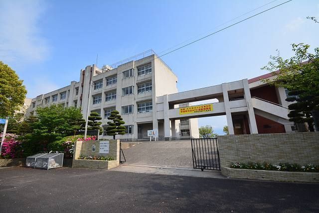 近くの苅田町立　新津中学校まで1,300m（徒歩17分）