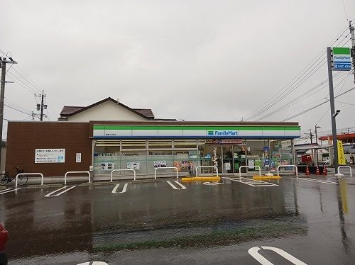 近くのファミリーマート十日町店まで650m（徒歩9分）