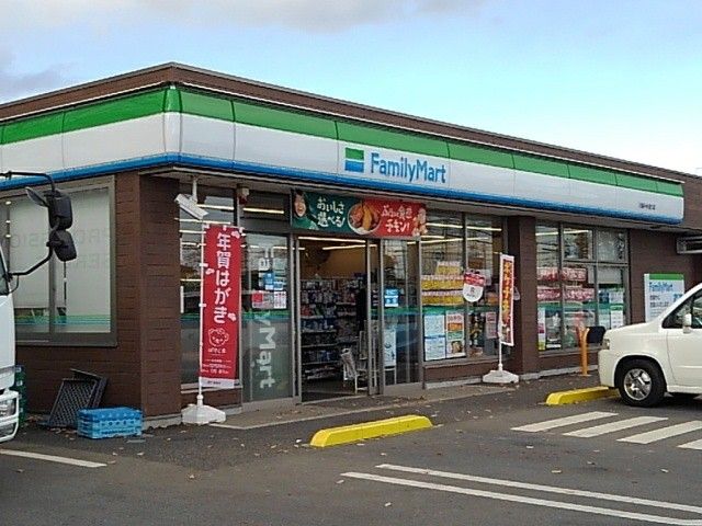 近くのファミリーマートまで500m(徒歩7分)