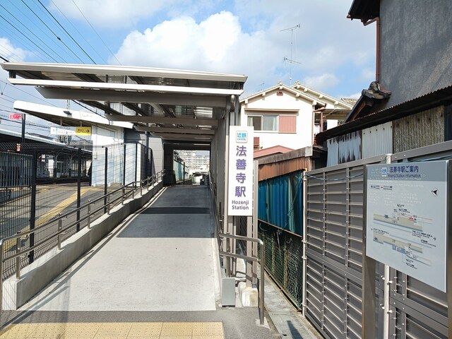 近くの近鉄大阪線法善寺駅まで291m（徒歩4分）