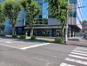 近くのファミリーマートまで74m（徒歩1分）