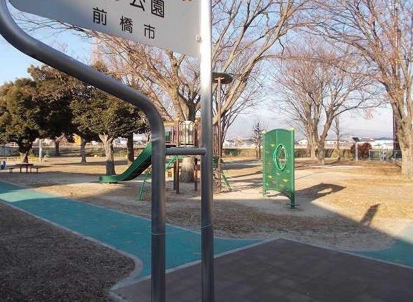 近くの公園まで300m（徒歩4分）