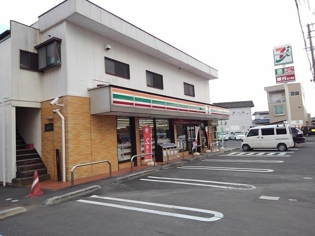 近くのセブンイレブン岡部店まで650m（徒歩9分）