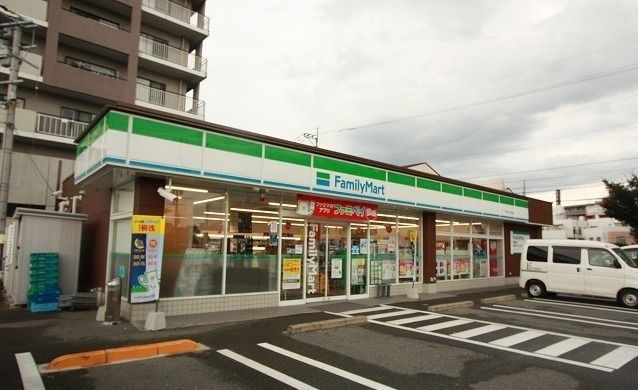 近くのファミリーマートまで190m(徒歩3分)