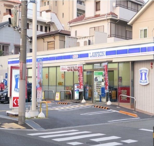 近くのコンビニまで30m（徒歩1分）