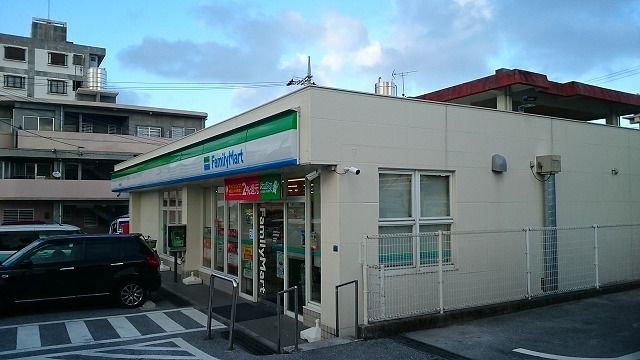 近くのファミリーマート宜野湾野嵩店まで600m（徒歩8分）