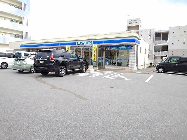 近くのローソン名護宇茂佐の森店まで400m（徒歩5分）