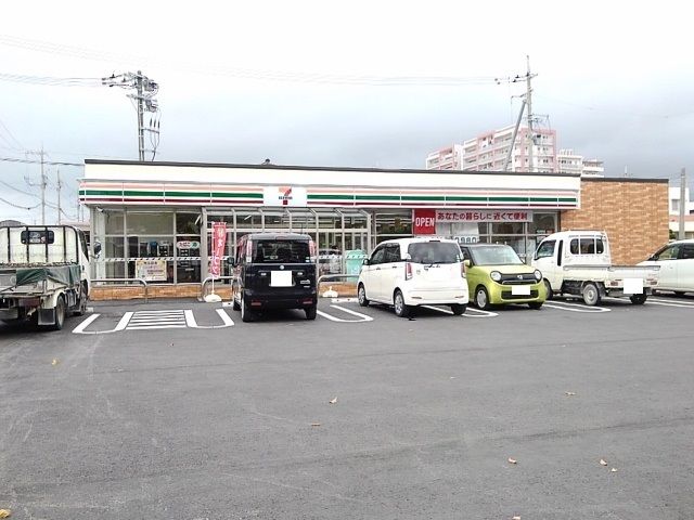 近くのセブン名護宇茂佐の森2丁目店まで500m（徒歩7分）