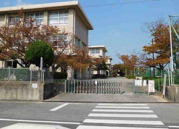 近くの富士松東小学校まで190m（徒歩3分）