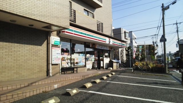 近くのコンビニまで300m（徒歩4分）