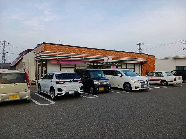近くのセブンイレブン秋田割山店まで130m（徒歩2分）