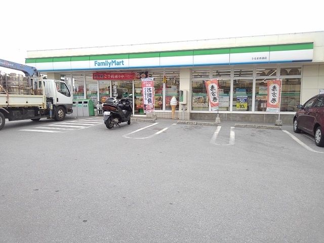 近くのファミマうるま赤道店まで700m（徒歩9分）