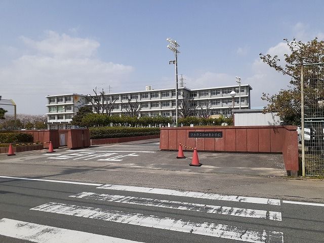 近くの浜松市立和田東小学校まで350m（徒歩5分）