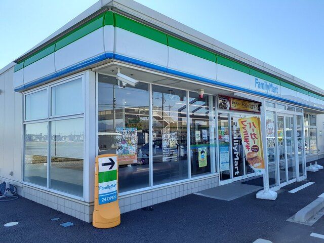 近くのファミリーマート萩原町店まで400m（徒歩5分）