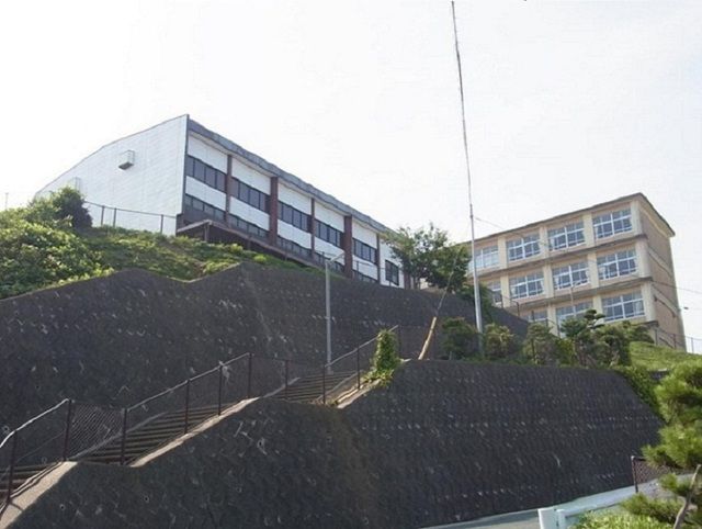 近くの浜松市立入野中学校まで1,281m（徒歩17分）