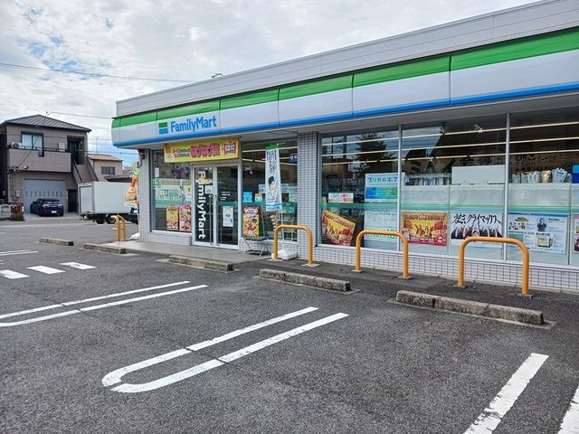 近くのファミリーマートまで360m（徒歩5分）
