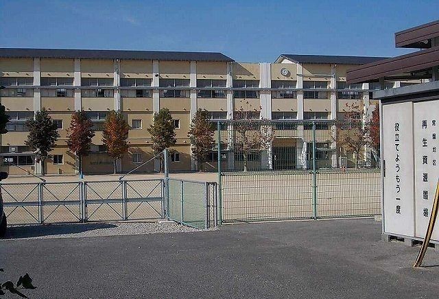 近くの今治市立常磐小学校まで1,100m（徒歩14分）