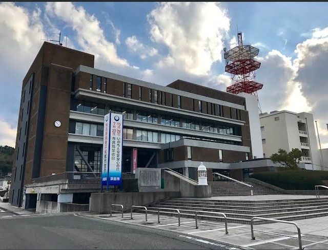 近くの浜田市役所まで5,500m(徒歩69分)