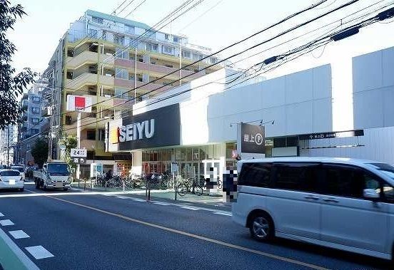 近くの西友西所沢店まで950m（徒歩12分）