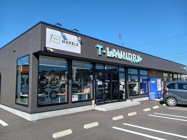 近くのコインランドリーまで240m（徒歩3分）