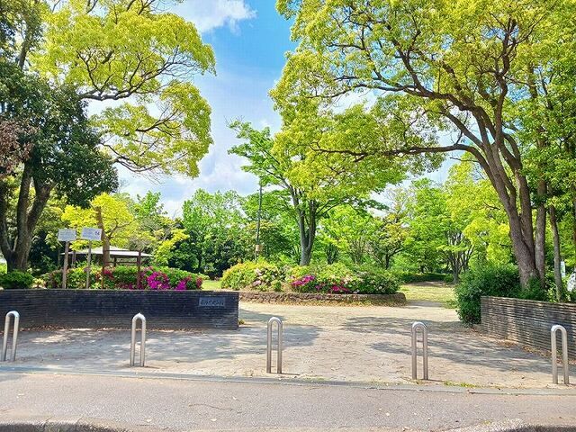 近くの公園まで290m（徒歩4分）