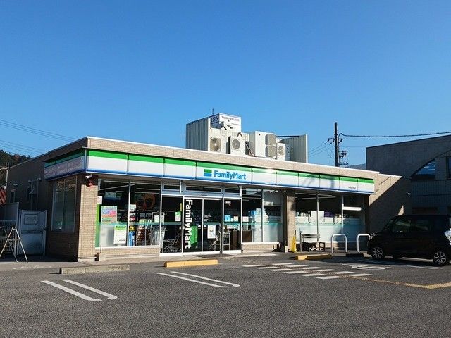 近くのファミリーマート米原駅西店様まで660m(徒歩9分)